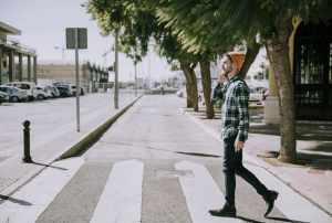 homme qui se balade dans la ville
