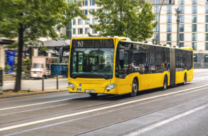 bus jaune en circulation