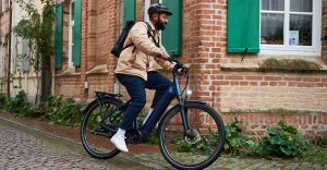 Homme sur un vélo au coin d'une rue