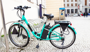 Vélo électrique rangé